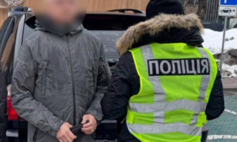 30 тисяч доларів за незаконне переправлення за кордон: на Буковині викрито організатора схеми