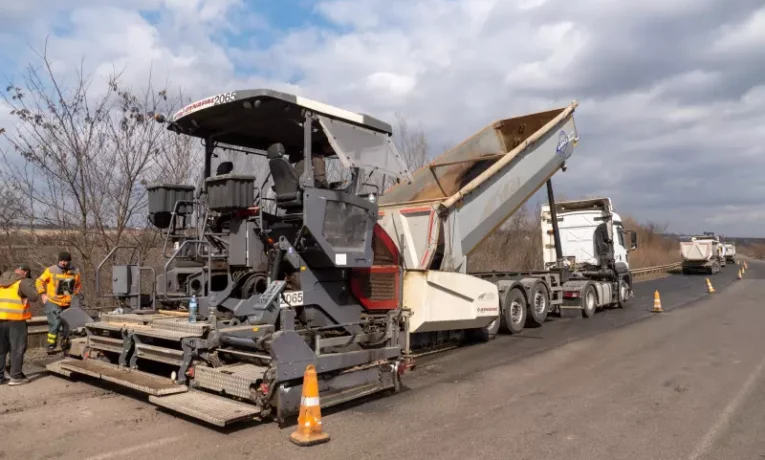 На Буковині триває ремонт важливої траси М-19: ліквідують тисячі квадратних метрів ямковості