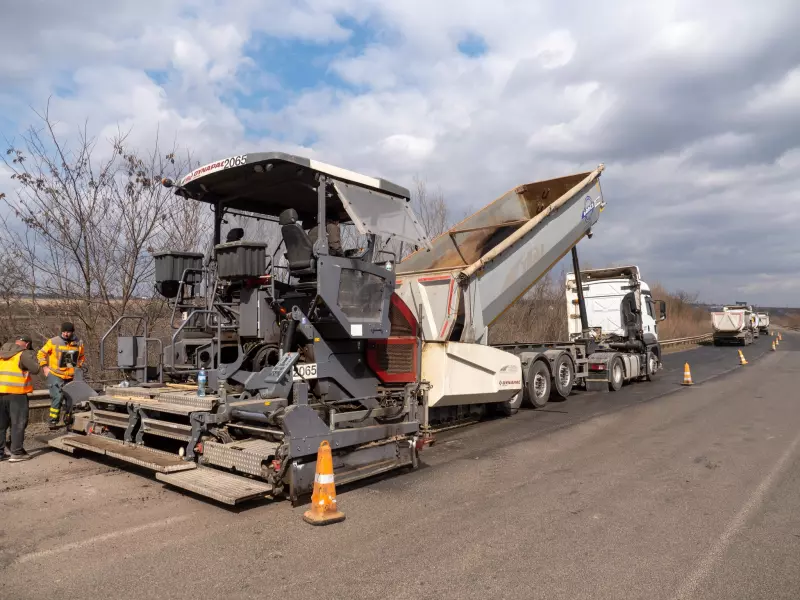 На Буковині триває ремонт важливої траси М-19: ліквідують тисячі квадратних метрів ямковості