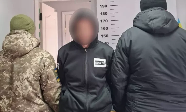 Буковинські прикордонники затримали іноземця, який перебував у міжнародному розшуку