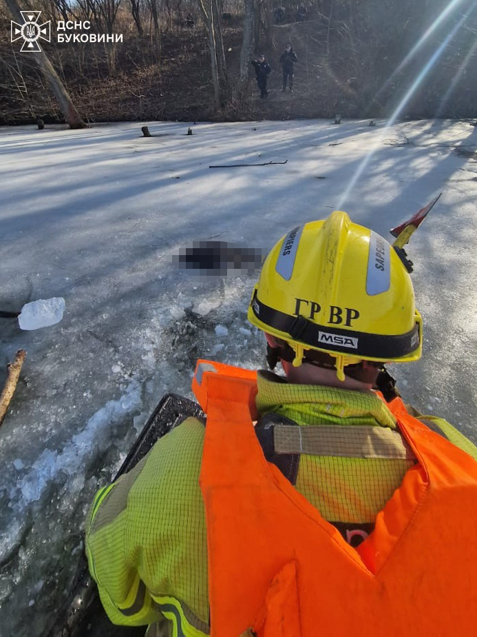 На Буковині рятувальники дістали з ставка тіло чоловіка