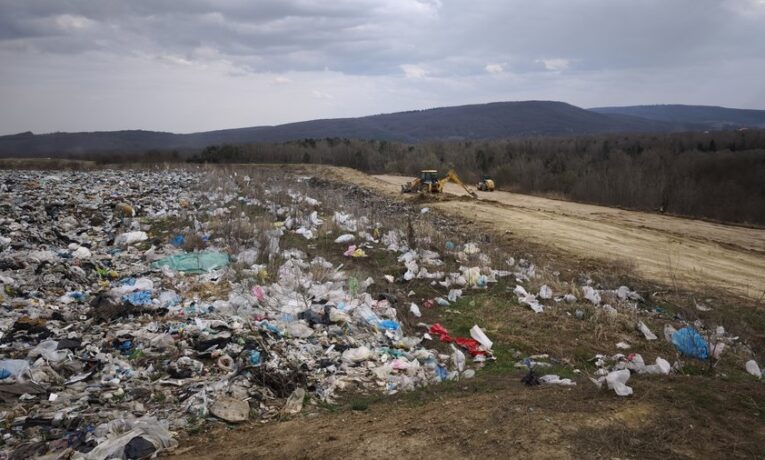 У Чернівцях почали укріплювати аварійну дамбу Чорнівського полігону