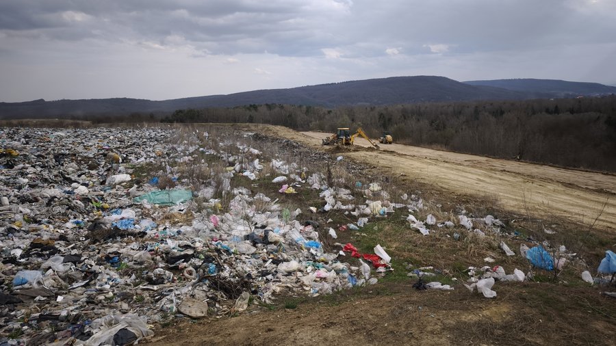 У Чернівцях почали укріплювати аварійну дамбу Чорнівського полігону