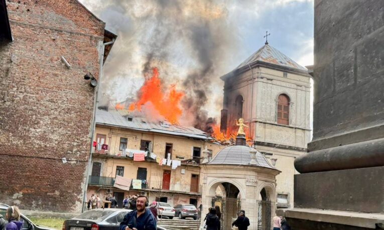 Росія завдала масованої атаки по західних областях України: десятки постраждалих, руйнування інфраструктури та жертви