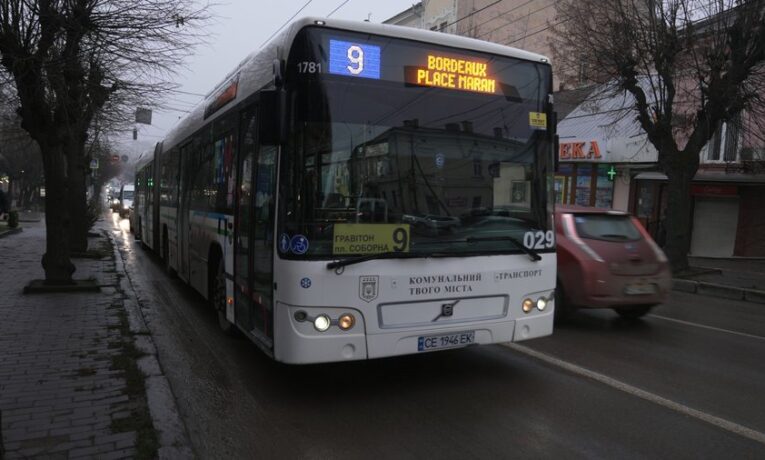 У Чернівцях можуть тимчасово підняти тариф на проїзд в автобусах через зростання цін на пальне