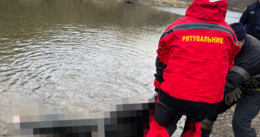 На Буковині рятувальники дістали тіло потопельника