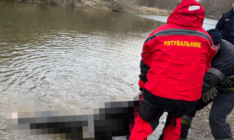 На Буковині рятувальники дістали тіло потопельника