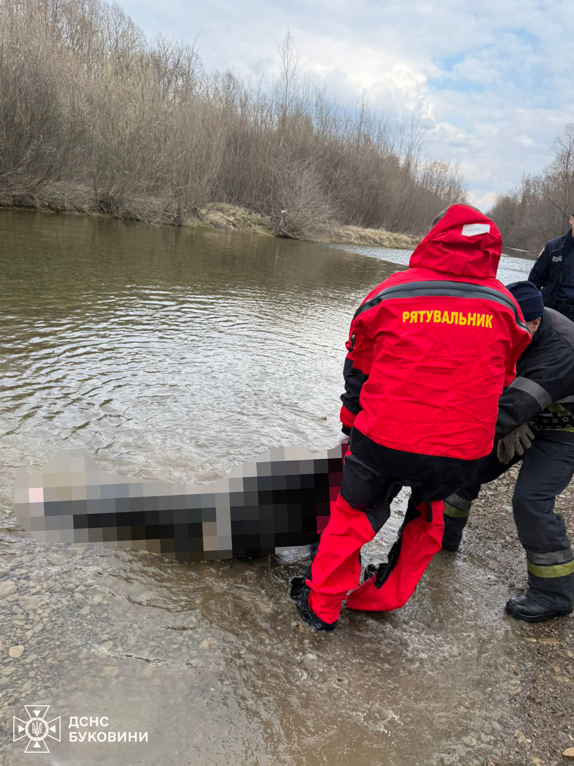 На Буковині рятувальники дістали тіло потопельника