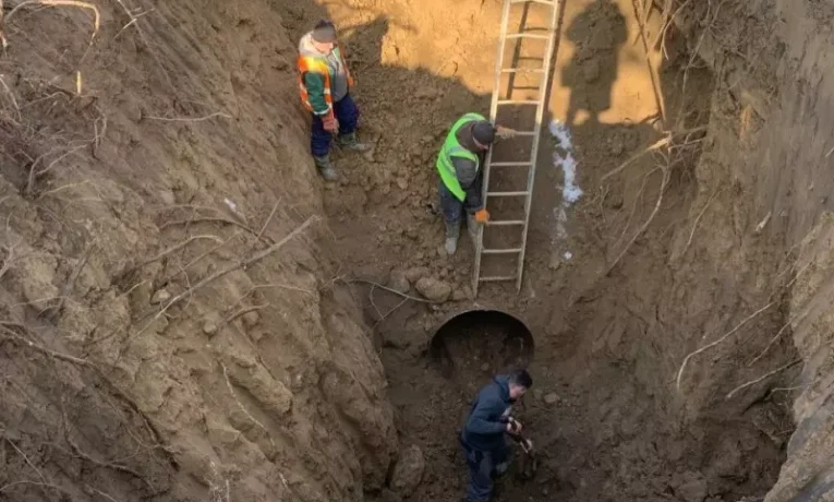 У Чернівцях ліквідовують масштабну аварію на центральному каналізаційному колекторі