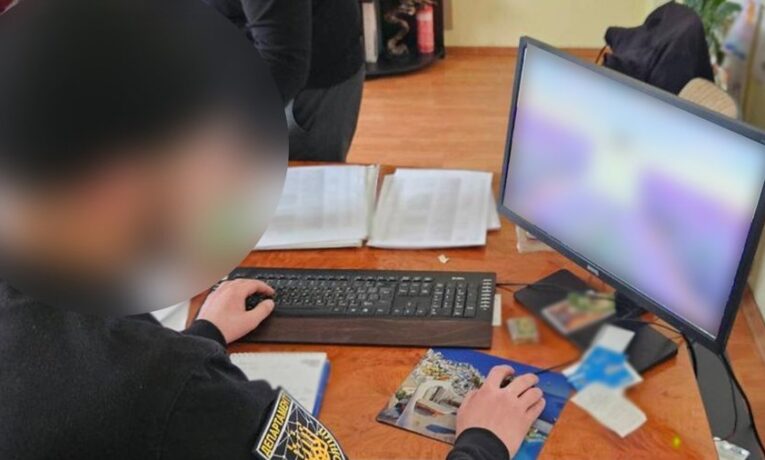 Брала гроші, але не бронювала тури: директорку туристичної фірми у Чернівцях підозрюють у шахрайстві на 1,3 млн грн