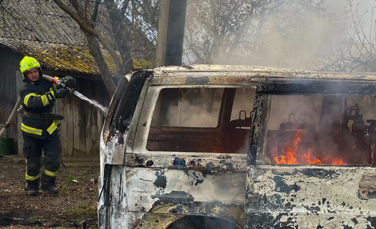 На Буковині за добу сталися пожежі авто та будинків