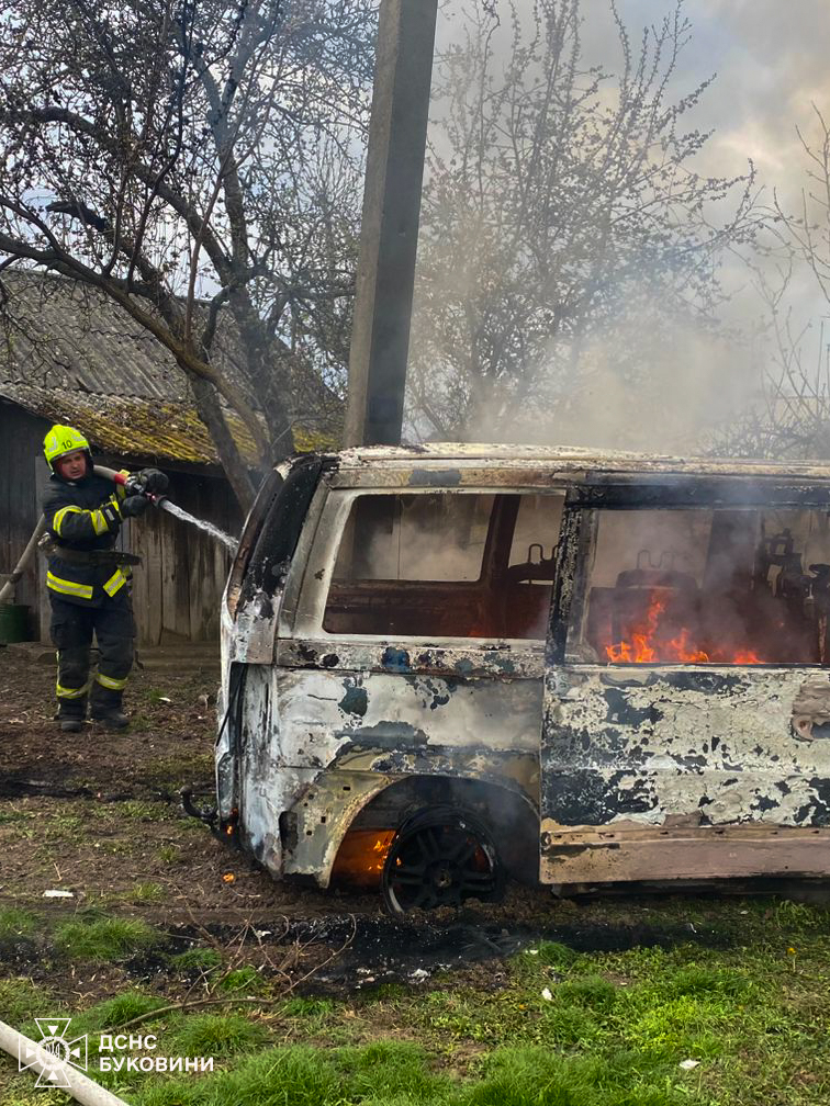 На Буковині за добу сталися пожежі авто та будинків