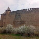 У Хотинській фортеці стався частковий обвал стіни: туристів евакуювали з небезпечної зони (фото, відео)