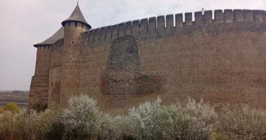 У Хотинській фортеці стався частковий обвал стіни: туристів евакуювали з небезпечної зони (фото, відео)