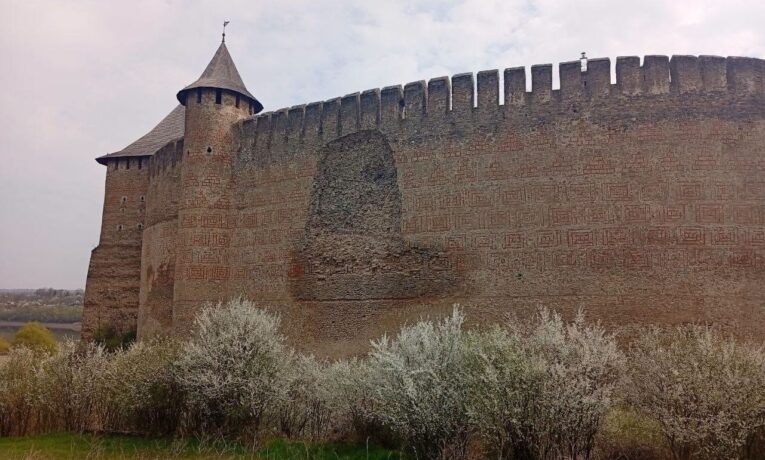 У Хотинській фортеці стався частковий обвал стіни: туристів евакуювали з небезпечної зони (фото, відео)