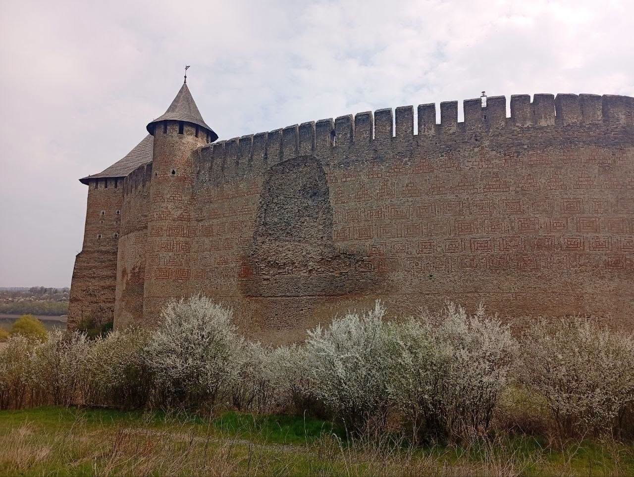 У Хотинській фортеці стався частковий обвал стіни: туристів евакуювали з небезпечної зони (фото, відео)