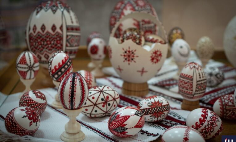 У Чернівцях представили великодню виставку мисткині Наталії Рудої
