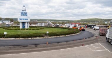 На кільці біля в’їзду у Чернівці ускладнений рух транспорту через ремонт дороги