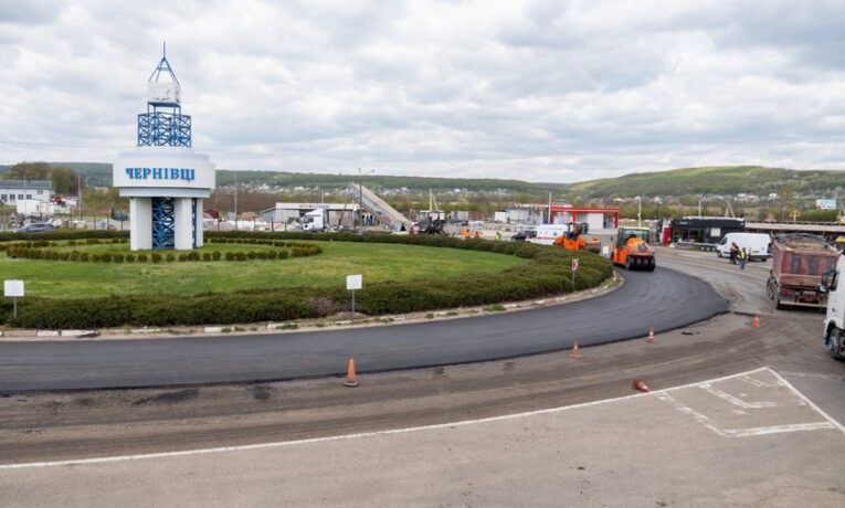 На кільці біля в’їзду у Чернівці ускладнений рух транспорту через ремонт дороги
