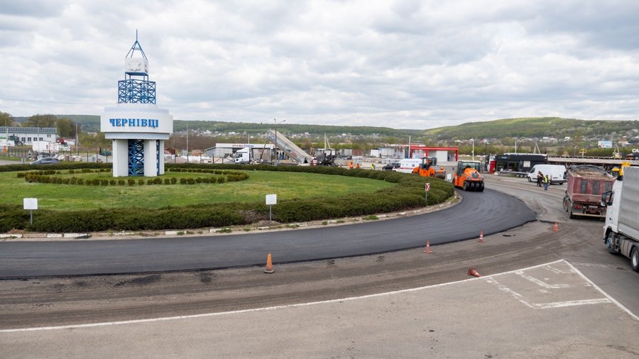 На кільці біля в’їзду у Чернівці ускладнений рух транспорту через ремонт дороги