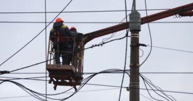 На Буковині через вітер знеструмлено Сучевени, Мамалигу та інші села