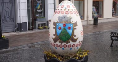 Вулицю Кобилянської у Чернівцях прикрасили до Великодня