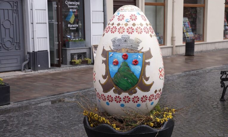 Вулицю Кобилянської у Чернівцях прикрасили до Великодня