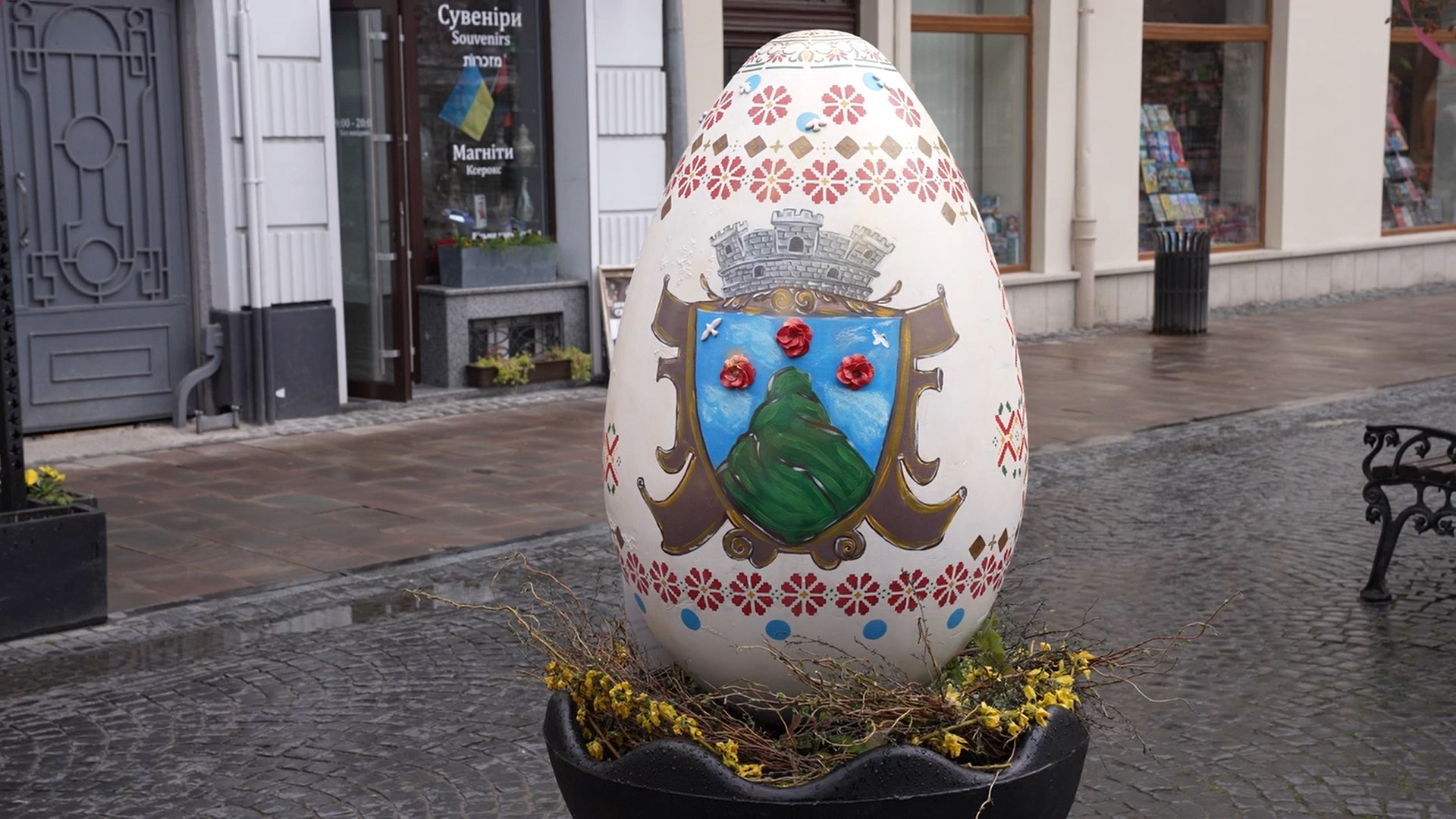 Вулицю Кобилянської у Чернівцях прикрасили до Великодня