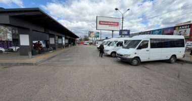 На Калинівському ринку у Чернівцях запрацювала оновлена зупинка громадського транспорту
