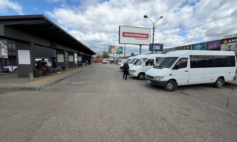 На Калинівському ринку у Чернівцях запрацювала оновлена зупинка громадського транспорту