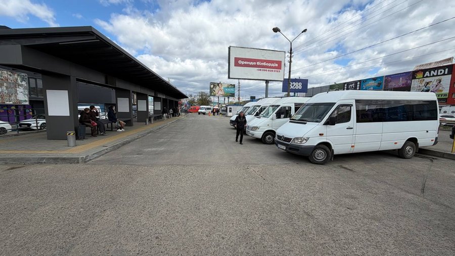 На Калинівському ринку у Чернівцях запрацювала оновлена зупинка громадського транспорту