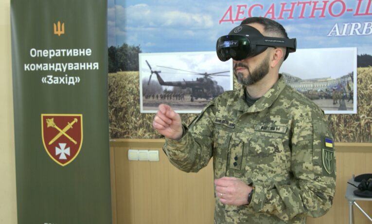 У Києві відкрили інтерактивну фотовиставку про психологічну підтримку військових