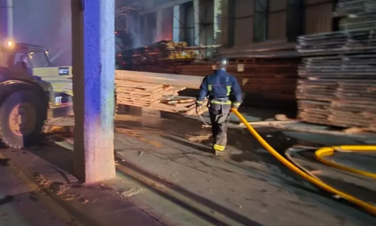 У селищі на Буковині горіли пиломатеріали та обладнання цеху