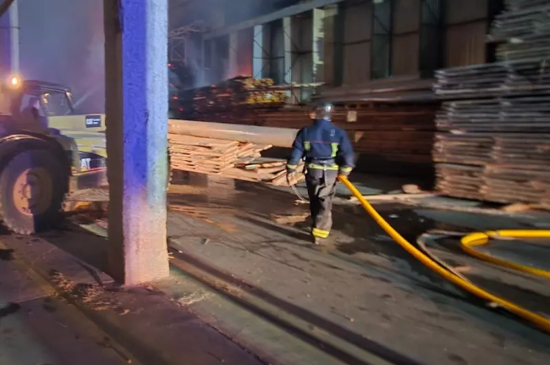 У селищі на Буковині горіли пиломатеріали та обладнання цеху