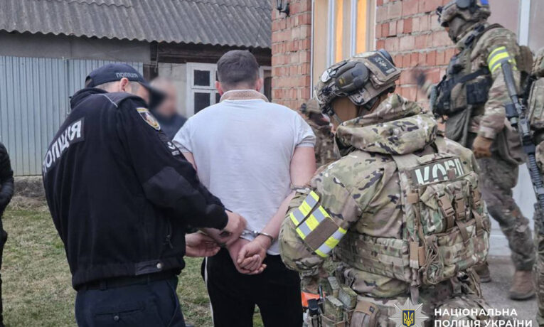 На Буковині судитимуть чоловіка за крадіжку майже пів мільйона гривень з банківського рахунку військовослужбовця