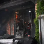 На Буковині сталася пожежа в гаражі біля житлового будинку: знищено авто та майно