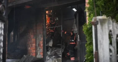 На Буковині сталася пожежа в гаражі біля житлового будинку: знищено авто та майно