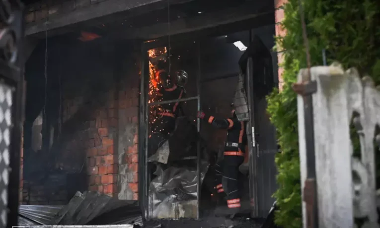 На Буковині сталася пожежа в гаражі біля житлового будинку: знищено авто та майно