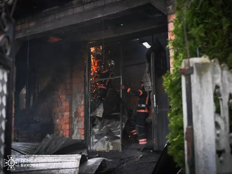 На Буковині сталася пожежа в гаражі біля житлового будинку: знищено авто та майно