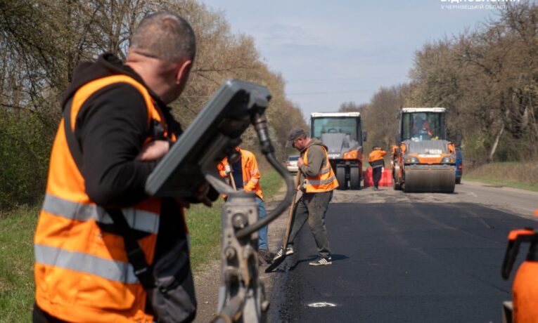 На Буковині триває ремонт стратегічної траси М-19