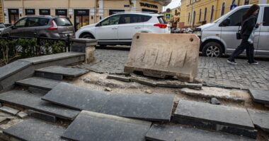 У центрі Чернівців, на площі Філармонії, майже повністю зруйновані сходи