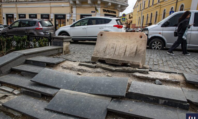 У центрі Чернівців, на площі Філармонії, майже повністю зруйновані сходи