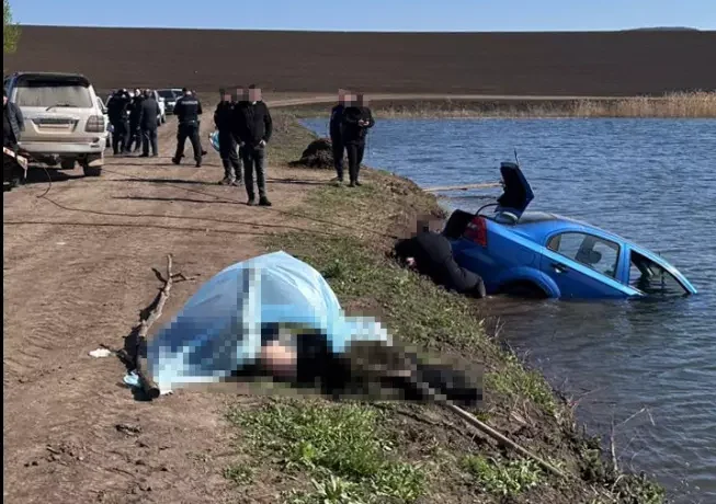 На Буковині чоловік з’їхав автомобілем у водойму: тіло підняли водолази