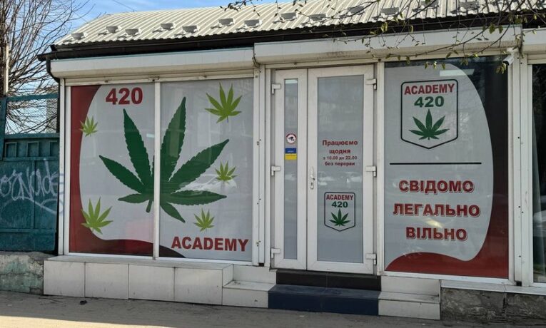 У Чернівцях провели обшуки в магазині «Academy 420»: продукцію вилучили на експертизу