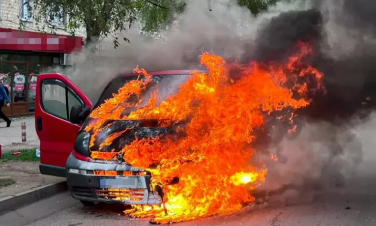 У Чернівцях під час руху загорівся автомобіль