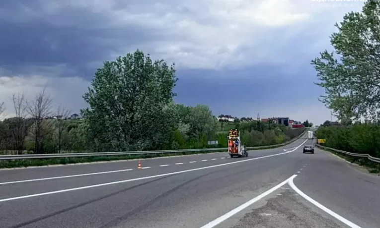 На трасі М-19 у Чернівецькій області оновлюють дорожню розмітку