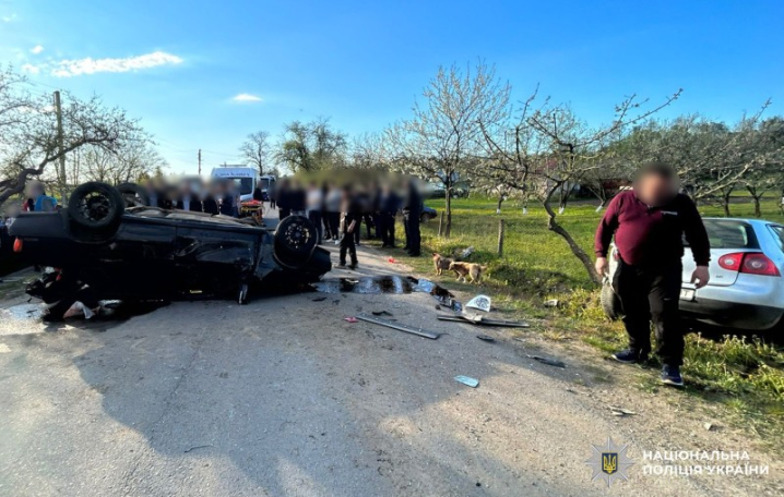 На Буковині пʼяний водій врізався в припаркований автомобіль
