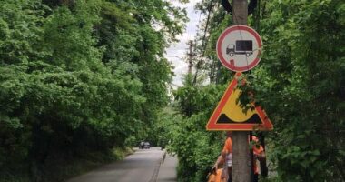 На частині вулиці Конституційної у Чернівцях тимчасово обмежили рух авто через зсув асфальту