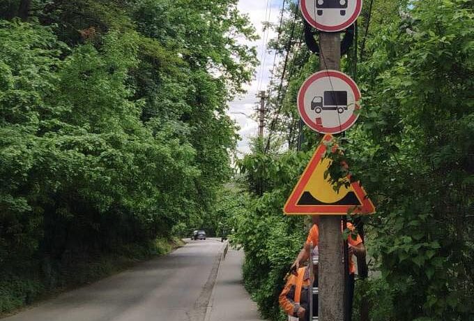 На частині вулиці Конституційної у Чернівцях тимчасово обмежили рух авто через зсув асфальту