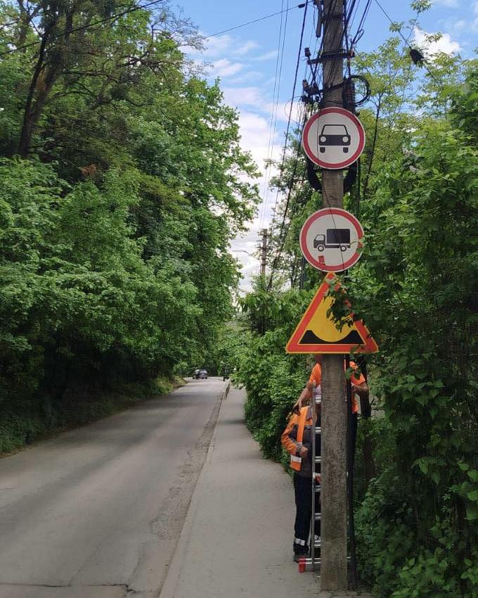 На частині вулиці Конституційної у Чернівцях тимчасово обмежили рух авто через зсув асфальту